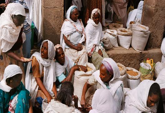 Rencontre de femmes au marché d'Asmara