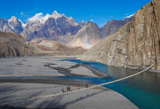 Vue des cones de Passu sur le pont Husseini