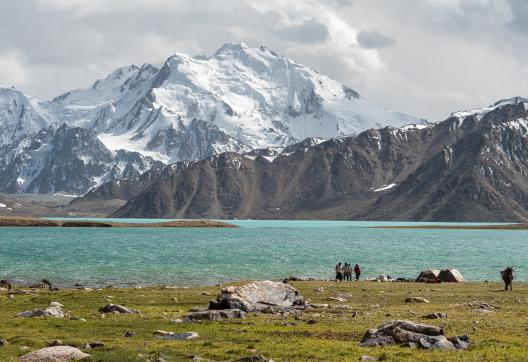 Bivouac sure les rives des eaux turquoise du lac de Zaroshkul face au massif du Rushan