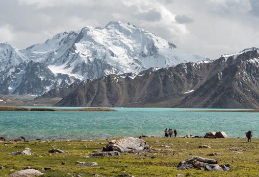 Bivouac sure les rives des eaux turquoise du lac de Zaroshkul face au massif du Rushan