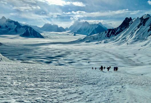 Trekking vers le Snow Lake sur glacier Hispar Biafo Himalaya