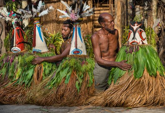 Voyage vers la préparation des masques pour la fête sur l'île de Kapo au large de la Nouvelle-Bretagne