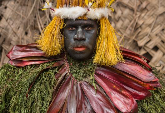 Trek vers un danseur paré pour le festival des masques de Rabaul sur l'île de Nouvelle-Bretagne