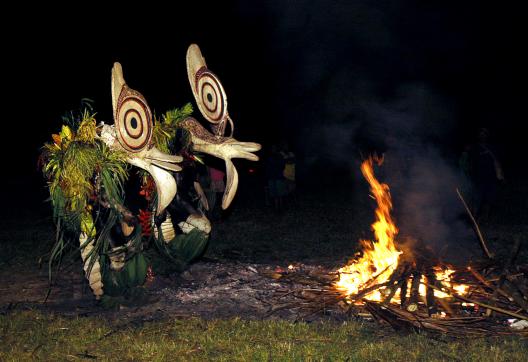 Trekking vers des danseurs baining masqués dans les montagnes de Nouvelle-Bretagne
