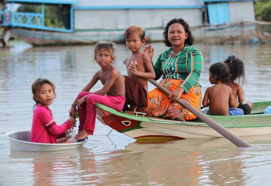 Navigation vers une famille de pêcheurs sur le lac Tonlé Sap