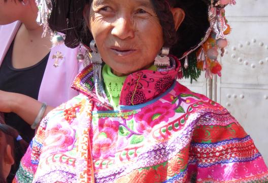 Trek avec  une femme yi du  nord du Yunnan au nord de Chuxiong