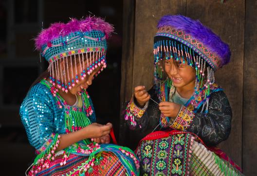 Immersion chez des jeunes filles hmong qui brodent dans un village du nord Laos