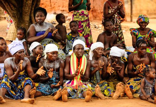 Immersion avec les villageoises participant aux fêtes Vodou près d'Ouidah