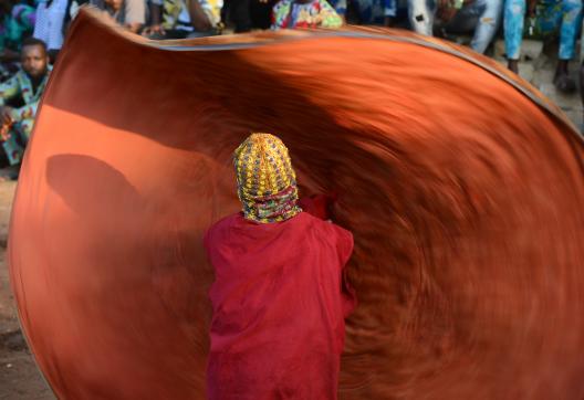 Découverte culturelle de la danse de l'Egun-gun par le revenant Adé au Bénin