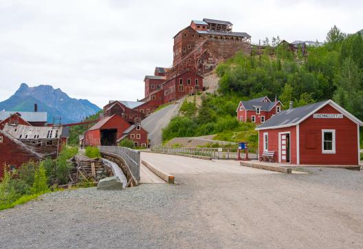 Trekking vers le camp minier Kennecot en Alaska aux États-Unis