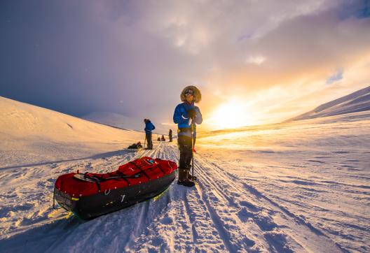 Voyage d'aventure et participant en ski pulka au Spitzberg