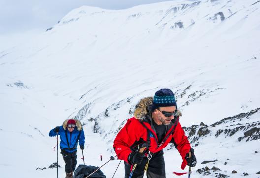 Voyage d'aventure et progression en montée avec une pulka au Spitzberg