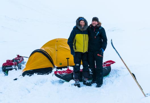 Voyage et participants à côté de leur bivouac au Spitzberg