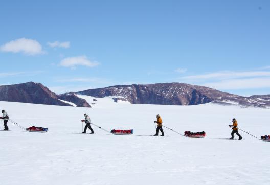 Voyage d'aventure et ski pulka sur un plateau enneigé