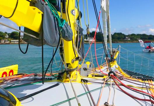 Voyage et proue d'un trimaran en baie de Quiberon