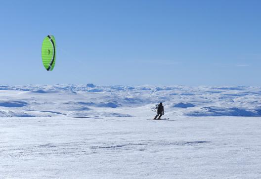 Voyage en Snowkite avec une voile verte en Norvège