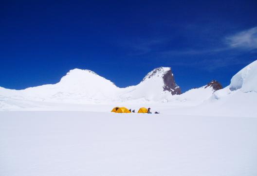 Expédition avec un camp lors de l'ascension du Kun au Ladakh