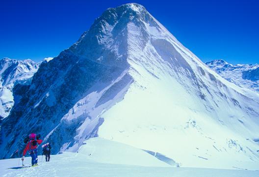 Expédition à la pénible remontée vers le camp 3 au Khan Tengri au Kirghizistan