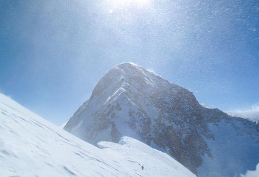 Expédition sur la corniche sur l'arête sommitale