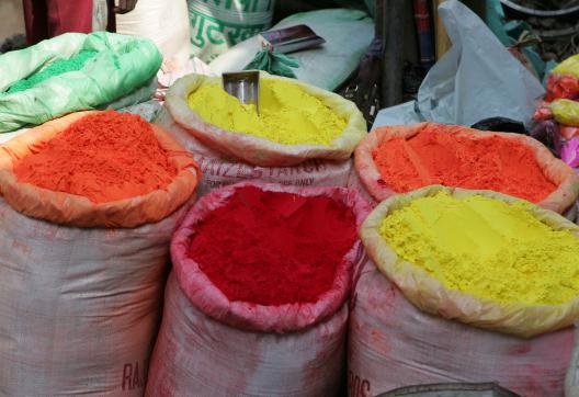 Poudre colorée pourla cérémoni d'Holi en Inde