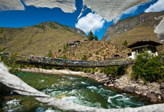 Le pont de Bondey dans la vallée et sur la rivière de Paro au Bhoutan