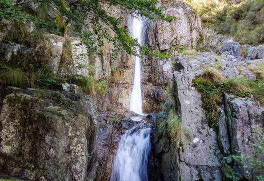 Trek près d'une cascade en Corse