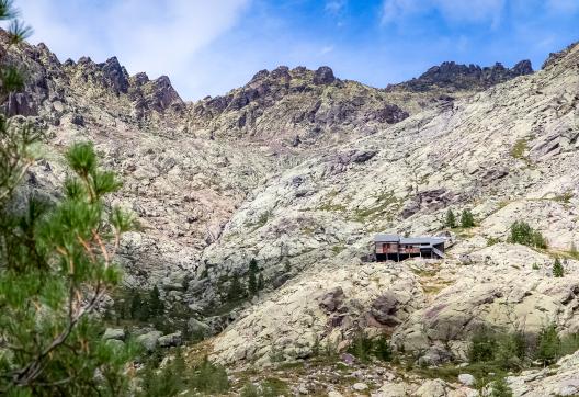 Voyage d'aventure près du refuge de Tighjettu en Corse