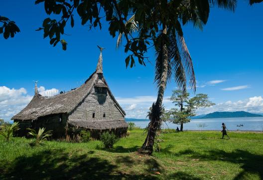 Randonnée vers une maison des esprits des Yatmul au bord du fleuve Sepik