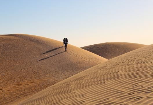 Randonnée sur une montée de dunes de l'Adrar