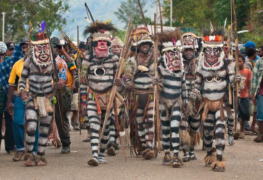 Immersion dans le grand sing-sing du Goroka Show dans les Highlands