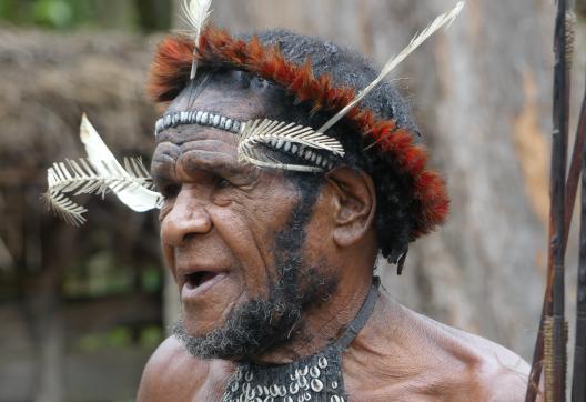 Rencontre avec un homme dani dans un village montagnard de la vallée de Baliem