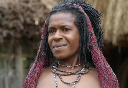 Trek vers une femme papoue dani dans la vallée de Baliem