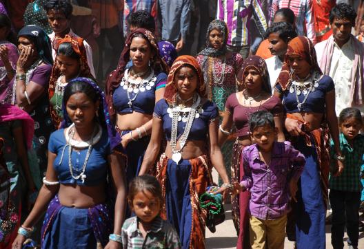 Trek avec un groupe de villageoises dans un marché du Gujarat