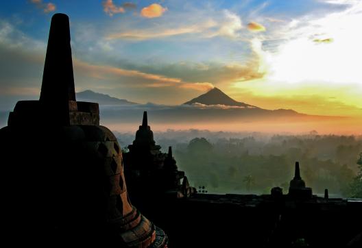 Voyage vers le temple de Borobudur devant le volcan Merapi dans la région de Yogyakarta