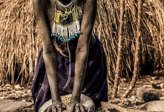 Découverte du broyage du grain à la meule dans le Pays Surma