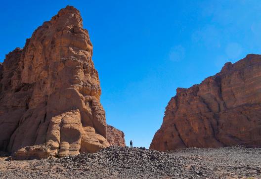 Trek dans un couloir de hauts grès en Algérie