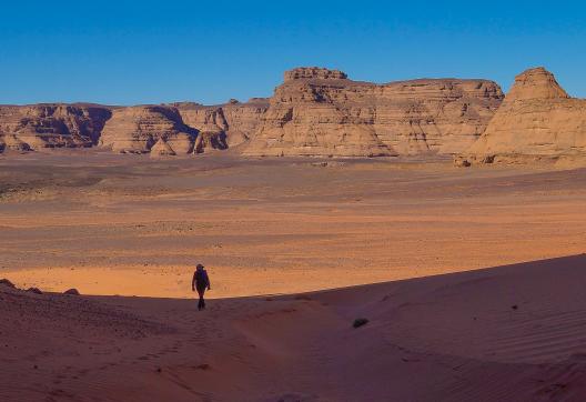 Voyage d'aventure sur un plateau de hautes falaises vers Essendilene