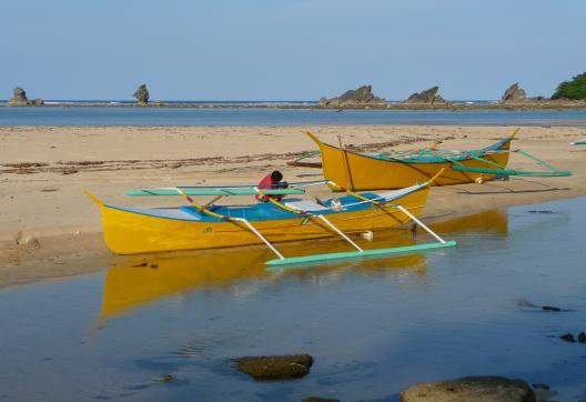 Trekking vers une pirogue à balancier sur la côte Pacifique au sud de l'île de Luzon