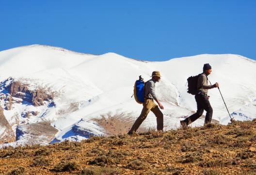 Trekking près d'un massif enneigé