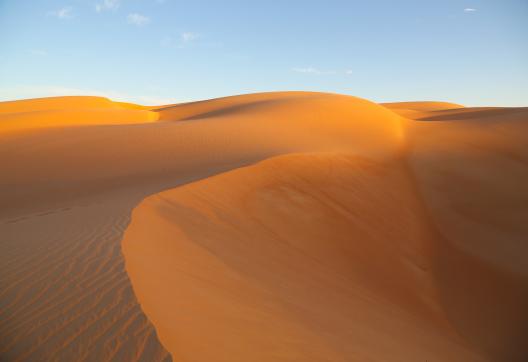 Trek et dune au lever de soleil de l'Adrar