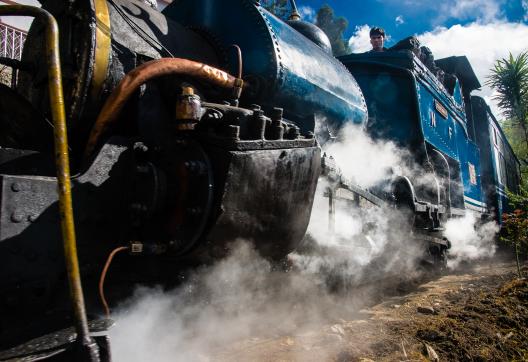 Le toy train à vapeur à Kurseong près de Darjeeling en Inde
