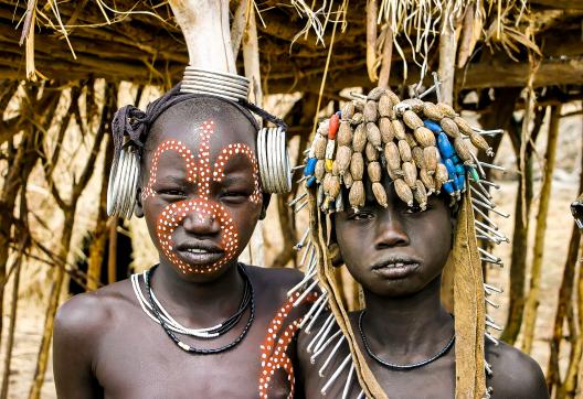 Rencontre de jeunes Mursi dans la Vallée de l'Omo