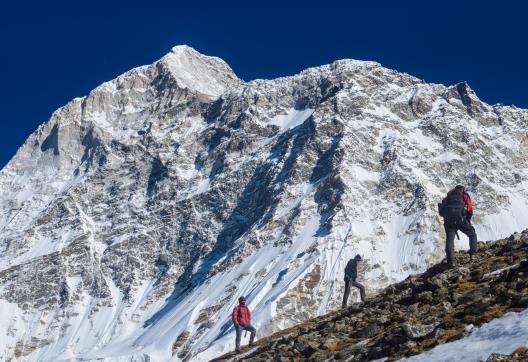 Le sommet du Makalu à 8463 m depuis le camp de base à 4820 m au Népal