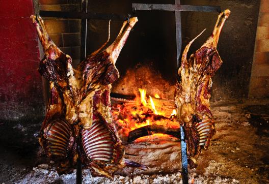 Agneau grillé à "la cruz" en Patagonie Argentine