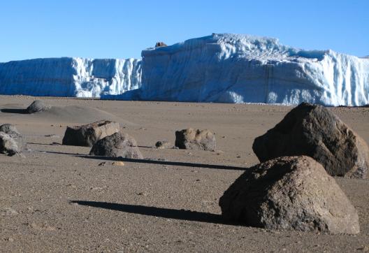 Trekking et plateau rocheux au Kilimandjaro