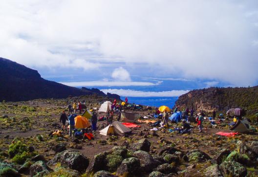 Ascension du Kilimandjaro et installation du bivouac