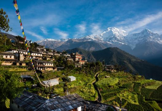 L’Annapurna sud, le Hiunchuli et le Machapuchare depuis le village de Ghandruk au Népal