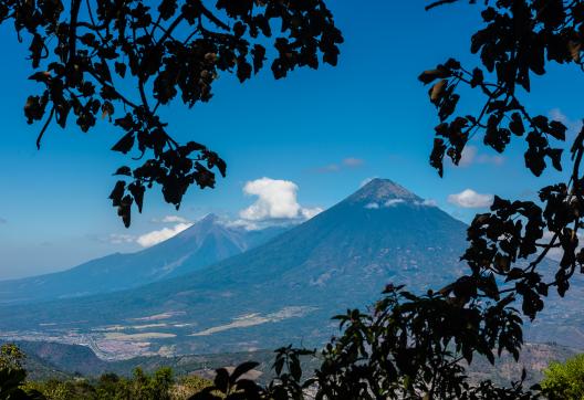 Les volcans Agua et Fuego vus depuis le volcan Pacaya au Guatemala