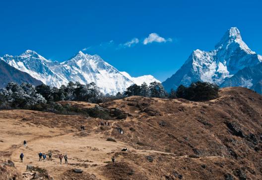 L’Everest et l’Amadablam depuis Kumjung dans la région de l’Everest au Népal