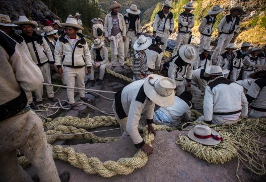 Fabrication du dernier pont Inca Queswachaca dans la région de Cusco au Pérou